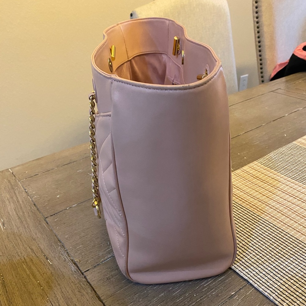 Gently used 🎀 Tory Burch Alexa Quilted Tote - Picture 5 of 8